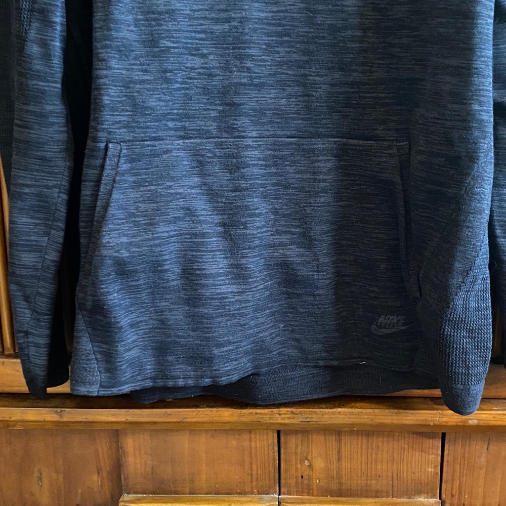 Nike Men’s Long Sleeved Pullover - Picture 5 of 11